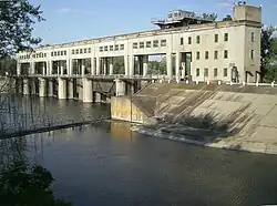 Einmündung des Kanals (Vordergrund) in den Siwerskyj Donez (im Hintergrund)