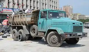 Ein KrAZ-6510 type 1, zu erkennen an der niedrigeren Mulde, in Donezk (2014)