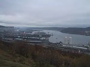 Blick auf die Kola-Bucht und den Hafen von Murmansk