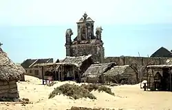 Im Zyklon zerstörte Kirche und Fischerhütten in Dhanushkodi