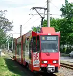 Links: Vetschauer Straße am Cottbuser HauptbahnhofRechts: Tram in der Vetschauer Straße