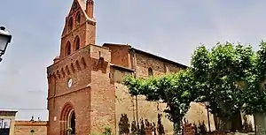 Saint-Sardos, Tarn-et-Garonne, Kirchenfassade mit Wehrgang