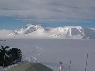 Blick über den Perunika-Gletscher zum Bowles Ridge