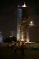 Der Turm bei Nacht mit dem Shanghai World Financial Center dahinter