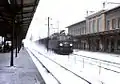 ÖBB-Bahnhofsteil mit Stationsgebäude und Mittelbahnsteig, dazwischen das bahnsteiglose Durchfahrtsgleis (Dezember 1981)