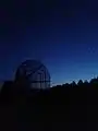 10-m-Radioteleskop mit Venus und Jupiter am Himmel.