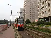 Bahn des Typs 105Na als Linie 1 an der Armii Krajowej-Allee