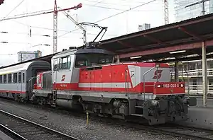 1163 003-5 mit Pflatsch am Salzburger Hauptbahnhof