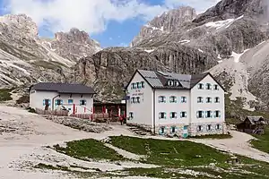 Links die 1898 erbaute erste und rechts die 1901 erbaute zweite Hütte