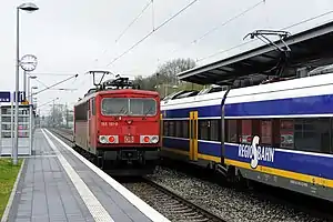 Lok und Regio-S-Bahn im Bahnhof Hude (2016)