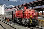 ÖBB 2070 028 rangiert einen Speisewagen im Hauptbahnhof Innsbruck, Februar 2014