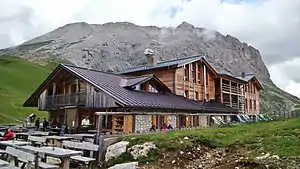 Südseite der Plattkofelhütte nach Erweiterung mit Blick zum Plattkofel.