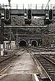 Die zwei Tun­nel nach Port­bou, links Stre­cken­gleise (links Regel-, rechts Breit­spur), rechts das Aus­zieh­gleis, 1989