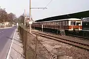 S-Bahnsteig mit Zug der Baureihe 276 auf Gleis 9 und Übergabegleis zur Strausberger Eisenbahn, 1991