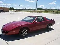 Amerikanische Version des Pontiac Firebird Coupé mit der für ab Ende 1990 neuen Front und Spoileroption D80 als Standard