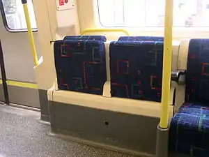 Klappsitze bei derLondoner U-Bahn