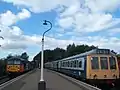 Eine blau-graue dreiteilige Einheit bei Peterborough auf der Museumseisenbahns-strecke Nene Valley Railway.