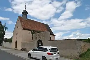 Die Kapelle St. Michael mit der Friedhofsmauer