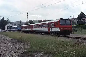 Z 7330 in der weiß-roten Farbgebung der Region Aquitaine, 1992 im damals noch elektrifizierten Bahnhof von Saint-Jean-Pied-de-Port