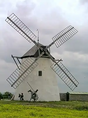 Windmühle Retz, mit Skulptur Don Quijote und Sancho Panza (2005)