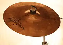 14″-Crash-Becken (ca. 36 cm, Bronze) der Marke Zildjian mit sichtbarer Patina