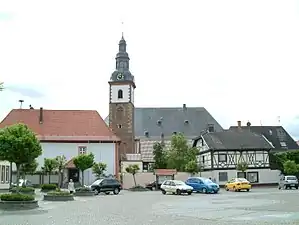 Rechts mit Fachwerk: Rückgebäude der Apotheke