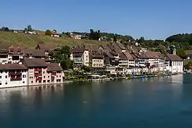 Blick vom linken Rheinuferauf das Städtchen Eglisau