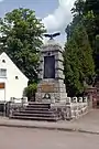 Gefallenendenkmal vor der Dorfkirche