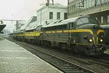 Diesellokomotiven der belgischen Baureihen 202 und 205 in einem Lokzug in Namur, 1987