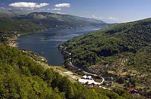 Der von Wäldern umgebene Mavrovosee im Sommer, oberhalb des Dorfes Mavrovo von Südwesten aus gesehen.