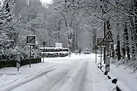 Blick auf den Bahnübergang am Bellenweg im Winter