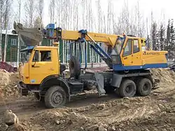 KamAZ-53228 mit Mobilbaggeraufbau in Chanti-Mansijsk (2010)