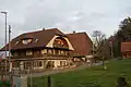 Bauernhaus (rechts) mit Stöckli im Ortszentrum