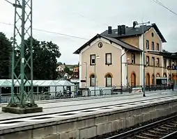 früheres Empfangsgebäude und einer von zwei aktuellen Bahnsteigen