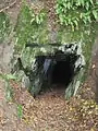 Mundloch im Festgestein, Schiefer-Bergstollen am Wispertalsteig im Naturpark Rhein-Taunus