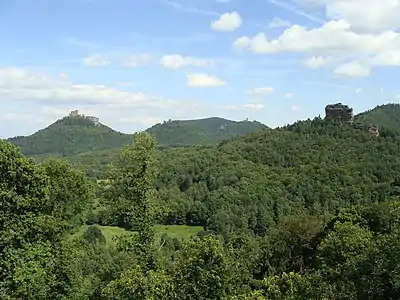 Von links: Trifels, Anebos, Burgstall Münzfels, Scharfenberg und Asselstein