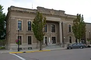 Das McLeod County Courthouse, seit 1984 im NRHP gelistet