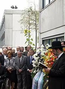 Gedenkfeier mit Kranzniederlegung am 5. September 2012 unter den Augen der SEK vor dem Gebäude Connollystraße 31