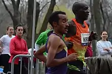 Peter Cheruiyot Kirui (rechts, neben ihm Imane Merga) wurde Sechster