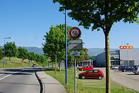 Ortseinfahrt beim Kreisel an der Autobahnzufahrt