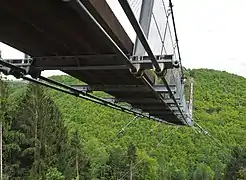 T-Träger als Stützen der Holzplanken