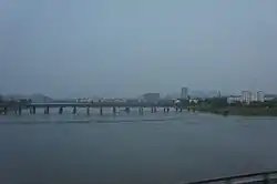 Blick auf Yujiang und die alte Eisenbahnbrücke