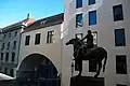 das Tor vom Hofgraben zum Alten Hof, rechts davon eine Statue von Kaiser Ludwig dem Bayern