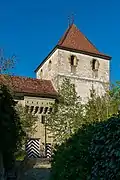 Bergfried von Nordosten, links daneben der Torbau mit Maschikuli