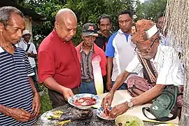 Der Lian Nain begutachtet die Innereien