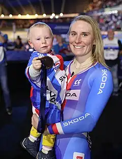 Jarmila Machačová mit ihrer EM-Bronzemedaille im Punktefahren (2024)