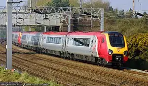 Voyager der Klasse 220 in der Lackierung von Virgin Trains