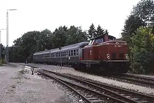 Baureihe 211 mit zwei n-Wagen im Bahnhof Gräfenberg (1991)