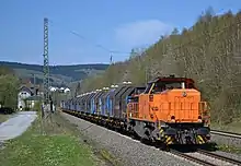 277 807-4 (KSW 46) der Kreisbahn Siegen-Wittgenstein mit einem Güterzug auf der Dillstrecke bei Dillbrecht.