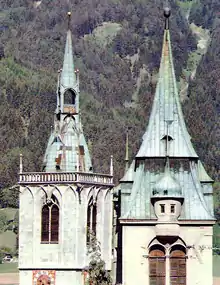 Der Alte Glockenturm (links) und der Neue Glockenturm (rechts).